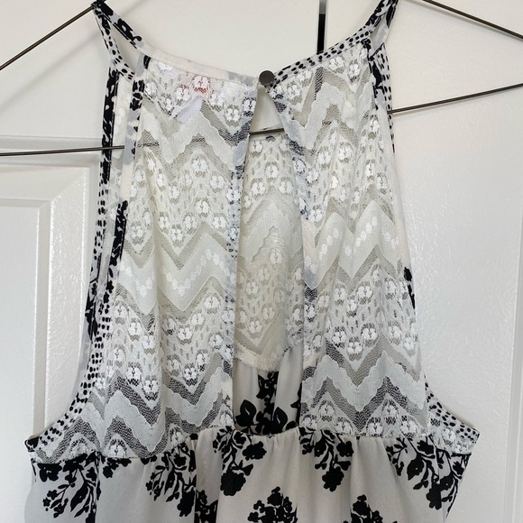 Junior’s Candies Sleeveless Floral Blouse; Black & White; Size Medium - Picture 7 of 7